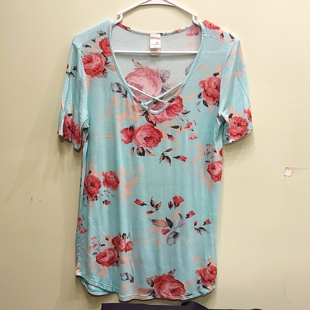 Brenda’s blue floral crisscross t-shirt small ❤️